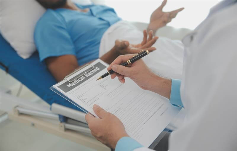 Doctor interviewing injured patient.